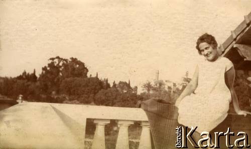 1925-1927, Francja.
Kobieta siedząca na kamiennej balustradzie tarasu.
Fot. NN, kolekcja Larysy Zajączkowskiej-Mitznerowej, zbiory Ośrodka KARTA