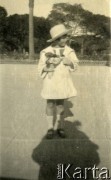 1925-1927, Francja.
Larysa Zajączkowska na spacerze w parku.
Fot. NN, kolekcja Larysy Zajączkowskiej-Mitznerowej, zbiory Ośrodka KARTA