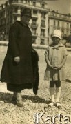 1925-1927, Nicea, Francja.
Larysa Zajączkowska z babcią Larysą Michelson podczas spaceru po Promenadzie Anglików. 
Fot. NN, kolekcja Larysy Zajączkowskiej-Mitznerowej, zbiory Ośrodka KARTA

