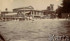 1925-1927, Francja.
Plaża nam morzem. W głębi widoczny pomost i restauracje.
Fot. NN, kolekcja Larysy Zajączkowskiej-Mitznerowej, zbiory Ośrodka KARTA