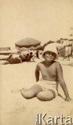 1925-1927, Francja.
Larysa Zajączkowska nad morzem.
Fot. NN, kolekcja Larysy Zajączkowskiej-Mitznerowej, zbiory Ośrodka KARTA