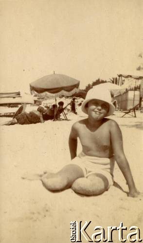 1925-1927, Francja.
Larysa Zajączkowska nad morzem.
Fot. NN, kolekcja Larysy Zajączkowskiej-Mitznerowej, zbiory Ośrodka KARTA