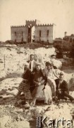 1925-1927, prawdopodobnie Francja.
Grupa osób podczas zwiedzania. 2. z lewej Elżbieta Zajączkowska (matka Larysy), 3. babcia Larysa Michelson. W głębi widoczna zabytkowa brama.
Fot. NN, kolekcja Larysy Zajączkowskiej-Mitznerowej, zbiory Ośrodka KARTA