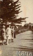 1925-1927, prawdopodobnie Francja.
Kobiety podczas zwiedzania. 1. z lewej Elżbieta Zajączkowska (matka Larysy), 4. babcia Larysa Michelson. W głębi widoczny prawdopodobnie fragment meczetu.
Fot. NN, kolekcja Larysy Zajączkowskiej-Mitznerowej, zbiory Ośrodka KARTA