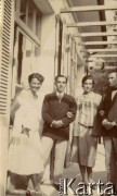 1925-1927, Francja.
Grupa osób stojąca na tarasie. 1. z lewej Elżbieta Zajączkowska (matka Larysy).
Fot. NN, kolekcja Larysy Zajączkowskiej-Mitznerowej, zbiory Ośrodka KARTA