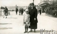 1925-1927, Nicea, Francja.
Larysa Zajączkowska z babcią Larysą Michelson podczas spaceru po Promenadzie Anglików. 
Fot. NN, kolekcja Larysy Zajączkowskiej-Mitznerowej, zbiory Ośrodka KARTA