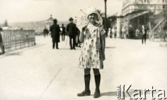 1925-1927, Nicea, Francja.
Larysa Zajączkowska podczas spaceru po Promenadzie Anglików. 
Fot. NN, kolekcja Larysy Zajączkowskiej-Mitznerowej, zbiory Ośrodka KARTA