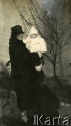 1926, Łódź, Rzeczpospolita Polska.
Larysa Michelson (babcia Larysy Zajączkowskiej) na spacerze z wnukiem Jerzym (bratem Larysy).
Fot. NN, kolekcja Larysy Zajączkowskiej-Mitznerowej, zbiory Ośrodka KARTA