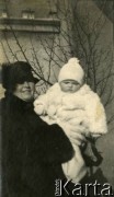1926, Łódź, Rzeczpospolita Polska.
Larysa Michelson (babcia Larysy Zajączkowskiej) na spacerze z wnukiem Jerzym (bratem Larysy).
Fot. NN, kolekcja Larysy Zajączkowskiej-Mitznerowej, zbiory Ośrodka KARTA