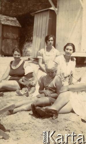 1927, Francja.
Kobiety odpoczywające na plaży. 1. z lewej Elżbieta Zajączkowska, obok jej syn Jerzy, z przodu córka Larysa.
Fot. NN, kolekcja Larysy Zajączkowskiej-Mitznerowej, zbiory Ośrodka KARTA