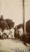 1927, Francja.
Rodzina Zajączkowskich z przyjaciółmi na spacerze. 4. z lewej Larysa, 6. Piotr Zajączkowski (ojciec Larysy) z Jerzym (bratem). Za nim stoi babcia Larysa Michelson.
Fot. NN, kolekcja Larysy Zajączkowskiej-Mitznerowej, zbiory Ośrodka KARTA
