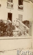 1927, Juan-les-Pins, Francja.
Larysa Zajączkowska (z lewej) z babcią Larysą Michelson (trzyma na rękach dziecko) przed wejściem do pensjonatu 