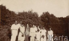 1927, Francja.
Rodzina Zajączkowskich z przyjaciółmi podczas spaceru. 1. z lewej Piotr (ojciec Larysy). 2. z prawej Elżbieta Zajączkowska, obok niej z lewej Larysa Michelson z dzieckiem na rękach (Jerzy - syn Elżbiety). Przed L. Michelson stoi Larysa, córka Elżbiety.
Fot. NN, kolekcja Larysy Zajączkowskiej-Mitznerowej, zbiory Ośrodka KARTA