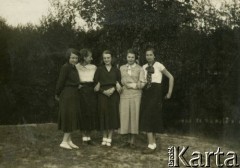 Ok. 1935, Rzeczpospolita Polska.
Larysa Zajączkowska (2. z prawej) w towarzystwie koleżanek z klasy z Żeńskiego Gimnazjum Zofii Pętkowskiej i Wiktorii Macińskiej w Łodzi.
Fot. NN, kolekcja Larysy Zajączkowskiej-Mitznerowej, zbiory Ośrodka KARTA