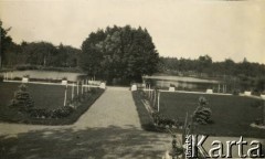 Lata 20., Rzeczpospolita Polska.
Fragment parku.
Fot. NN, kolekcja Larysy Zajączkowskiej-Mitznerowej, zbiory Ośrodka KARTA