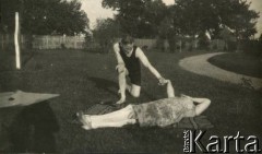 Lata 20., Rzeczpospolita Polska.
Elżbieta Zajączkowska, matka Larysy leży na kocu. Obok niej przyjaciel rodziny.
Fot. NN, kolekcja Larysy Zajączkowskiej-Mitznerowej, zbiory Ośrodka KARTA