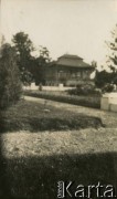Lata 20., Rzeczpospolita Polska.
Prawdopodobnie willa wynajmowana przez rodzinę Zajączkowskich na domek letniskowy w wakacje. 
Fot. NN, kolekcja Larysy Zajączkowskiej-Mitznerowej, zbiory Ośrodka KARTA
