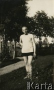 Lata 20., Rzeczpospolita Polska.
Piotr Zajączkowski (ojciec Larysy) podczas wakacji na wsi. 
Fot. NN, kolekcja Larysy Zajączkowskiej-Mitznerowej, zbiory Ośrodka KARTA