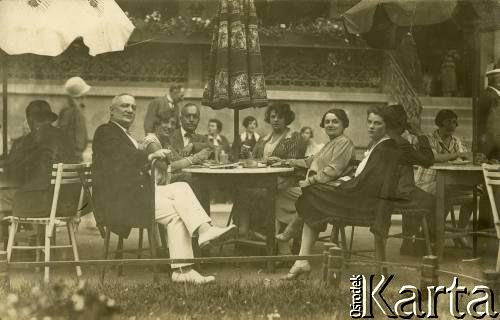 Lata 20., Rzeczpospolita Polska.
Spotkanie towarzyskie w restauracji. 3 z lewej siedzi  Piotr Zajączkowski (ojciec Larysy). 1. z prawej prawdopodobnie Elżbieta Zajączkowska (matka Larysy).
Fot. NN, kolekcja Larysy Zajączkowskiej-Mitznerowej, zbiory Ośrodka KARTA