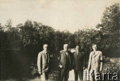 Lata 20., Rzeczpospolita Polska.
Grupa mężczyzn nad stawem. 1. z lewej Piotr Zajączkowski.  
Fot. NN, kolekcja Larysy Zajączkowskiej-Mitznerowej, zbiory Ośrodka KARTA