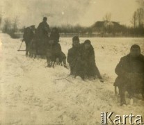 Lata 20., Rzeczpospolita Polska.
Grupa ludzi na sankach podczas kuligu.
Fot. NN, kolekcja Larysy Zajączkowskiej-Mitznerowej, zbiory Ośrodka KARTA
