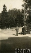 Lata 20., Rzeczpospolita Polska.
Ojciec Larysy Zajączkowskiej, Piotr (1. z lewej) stoi przed budynkiem.
Fot. NN, kolekcja Larysy Zajączkowskiej-Mitznerowej, zbiory Ośrodka KARTA