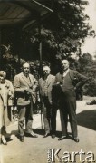 Lata 20., Rzeczpospolita Polska.
Piotr Zajączkowski (2. z lewej) w towarzystwie przyjaciół. 1. z prawej lekarz z Łodzi Eugen Schicht.
Fot. NN, kolekcja Larysy Zajączkowskiej-Mitznerowej, zbiory Ośrodka KARTA