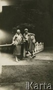 Lata 20., Rzeczpospolita Polska.
Matka Larysy Zajączkowskiej, Elżbieta (z lewej) z przyjaciółką. 
Fot. NN, kolekcja Larysy Zajączkowskiej-Mitznerowej, zbiory Ośrodka KARTA