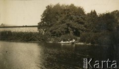 Ok. 1928, Rzeczpospolita Polska.
Larysa Zajączkowska z rodziną na łódce.
Fot. NN, kolekcja Larysy Zajączkowskiej-Mitznerowej, zbiory Ośrodka KARTA