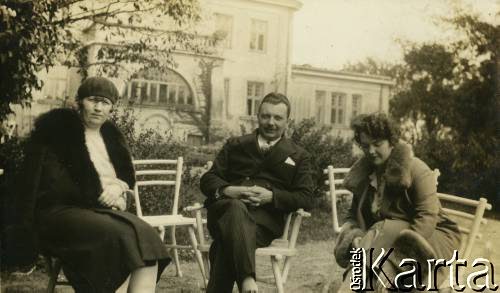 Ok. 1928, Rzeczpospolita Polska.
Matka Larysy Elżbieta Zajączkowska (z prawej) siedzi w ogrodzie w towarzystwie przyjaciół. Z tyłu widoczny pałac.
Fot. NN, kolekcja Larysy Zajączkowskiej-Mitznerowej, zbiory Ośrodka KARTA
