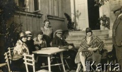 Ok. 1928, Rzeczpospolita Polska.
Rodzina i przyjaciele rodziców Larysy Zajączkowskiej, Elżbiety i Piotra przed wejściem do pałacu.
Fot. NN, kolekcja Larysy Zajączkowskiej-Mitznerowej, zbiory Ośrodka KARTA