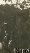 Ok. 1928, Rzeczpospolita Polska.
Piotr Zajączkowski (ojciec Larysy) stoi na brzegu stawu. W głębi widoczni ludzie na łódce.
Fot. NN, kolekcja Larysy Zajączkowskiej-Mitznerowej, zbiory Ośrodka KARTA