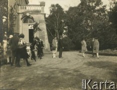 Ok. 1928, Rzeczpospolita Polska.
Rodzina i przyjaciele rodziców Larysy Zajączkowskiej, Elżbiety i Piotra przed wejściem do pałacu.
Fot. NN, kolekcja Larysy Zajączkowskiej-Mitznerowej, zbiory Ośrodka KARTA