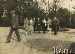 Ok. 1928, Rzeczpospolita Polska.
Rodzina i przyjaciele rodziców Larysy Zajączkowskiej, Elżbiety i Piotra przed wejściem do pałacu. Z lewej stoi Elżbieta Zajączkowska.
Fot. NN, kolekcja Larysy Zajączkowskiej-Mitznerowej, zbiory Ośrodka KARTA