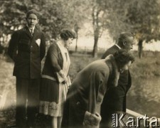 Ok. 1928, Rzeczpospolita Polska.
Elżbieta i Piotr Zajączkowscy (z prawej) nad stawem.
Fot. NN, kolekcja Larysy Zajączkowskiej-Mitznerowej, zbiory Ośrodka KARTA
