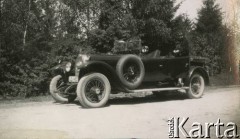 Ok. 1928, Rzeczpospolita Polska.
Elżbieta Zajączkowska stoi przy tylnych drzwiach samochodu CWS T-1 (Torpedo). 
Fot. NN, kolekcja Larysy Zajączkowskiej-Mitznerowej, zbiory Ośrodka KARTA