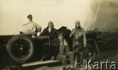 Ok. 1928, Rzeczpospolita Polska.
Piotr Zajączkowski (3. z lewej) w towarzystwie przyjaciół pozuje na tle samochodu CWS T-1 (Tornado). Prawdopodobnie 1. z lewej Józef Meyer, 2. z lewej Eugen Schicht, NN.
Fot. NN, kolekcja Larysy Zajączkowskiej-Mitznerowej, zbiory Ośrodka KARTA