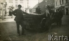 Ok. 1928, Tarnów, woj. krakowskie, Rzeczpospolita Polska.
Plac Kazimierza Wielkiego na Rynku. Piotr Zajączkowski, ojciec Larysy (z lewej) podczas wycieczki z przyjaciółmi samochodem CWS T-1 (Tornado). Od strony kierowcy stoi Eugen Schicht. W głębi po lewej stronie stoi pomnik Adama Mickiewicza.  
Fot. NN, kolekcja Larysy Zajączkowskiej-Mitznerowej, zbiory Ośrodka KARTA