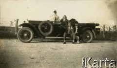 Ok. 1928, Rzeczpospolita Polska.
Piotr i Elżbieta Zajączkowscy (1. i 2. z prawej) w towarzystwie przyjaciół pozują przy samochodzie CWS T-1 (Tornado). Towarzyszą im prawdopodobnie: Józef Meyer (1. z lewej) i Eugen Schicht (2. z lewej).
Fot. NN, kolekcja Larysy Zajączkowskiej-Mitznerowej, zbiory Ośrodka KARTA