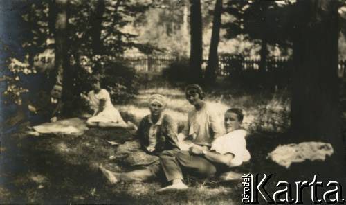 Ok. 1929, Olszanka, woj. warszawskie, Rzeczpospolita Polska.
Przyjaciele rodziny Zajączkowskich odpoczywają w ogrodzie domu letniskowego, wynajętego w Puszczy Mariańskiej.
Fot. NN, kolekcja Larysy Zajączkowskiej-Mitznerowej, zbiory Ośrodka KARTA