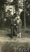 Ok. 1929, Olszanka, woj. warszawskie, Rzeczpospolita Polska. 
Elżbieta Zajączkowska, matka Larysy,  z przyjacielem rodziny na spacerze po lesie.  
Fot. NN, kolekcja Larysy Zajączkowskiej-Mitznerowej, zbiory Ośrodka KARTA