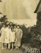 Ok. 1929, Olszanka, woj. warszawskie, Rzeczpospolita Polska.
Rodzina Zajączkowskich z krewnymi przed domkiem letniskowym w Puszczy Mariańskiej. Stoją od lewej: NN, Elżbieta (matka Larysy), z tyłu ojciec Piotr, NN. Z prawej strony babcia Larysa Michelson, w środku mała Larysa.
Fot. NN, kolekcja Larysy Zajączkowskiej-Mitznerowej, zbiory Ośrodka KARTA