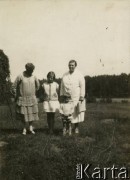 Ok. 1929, Olszanka, woj. warszawskie, Rzeczpospolita Polska.
Larysa Zajączkowska (w środku) pozuje do zdjęcia z bratem Jerzym, babcią Larysą Michelson (z prawej).
Fot. NN, kolekcja Larysy Zajączkowskiej-Mitznerowej, zbiory Ośrodka KARTA