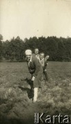 Ok. 1929, Olszanka, woj. warszawskie, Rzeczpospolita Polska.
Odpoczynek na wsi w Puszczy Mariańskiej. Stoją od przodu: Elżbieta Zajączkowska, matka Larysy, ojciec Piotr, przyjaciel rodziny Eugen Schicht, NN.
Fot. NN, kolekcja Larysy Zajączkowskiej-Mitznerowej, zbiory Ośrodka KARTA
