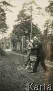 Ok. 1929, Olszanka, woj. warszawskie, Rzeczpospolita Polska.
Piotr Zajączkowski, ojciec Larysy (z lewej) z przyjacielem podczas spaceru po lesie. Obok nich stoi pies Reks.
Fot. NN, kolekcja Larysy Zajączkowskiej-Mitznerowej, zbiory Ośrodka KARTA