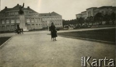 1929, Poznań, Rzeczpospolita Polska.
Kobieta i grupa osób idąca alejką. Za nimi widoczny model Pomnika Lotnika (znajdujący się w Warszawie od 1932 r.) zaprezentowany podczas Powszechnej Wystawy Krajowej w ramach Międzynarodowych Targów Poznańskich. Z tyłu za nim znajduje się Pałac Sztuki - pawilon wystawienniczy PeWuKa.
Fot. NN, kolekcja Larysy Zajączkowskiej-Mitznerowej, zbiory Ośrodka KARTA