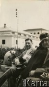 1929, Poznań, Rzeczpospolita Polska.
Powszechna Wystawa Krajowa w ramach Międzynarodowych Targów Poznańskich.1. z prawej Piotr Zajączkowski, ojciec Larysy.
Fot. NN, kolekcja Larysy Zajączkowskiej-Mitznerowej, zbiory Ośrodka KARTA