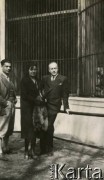 1929, Poznań, Rzeczpospolita Polska.
Powszechna Wystawa Krajowa w ramach Międzynarodowych Targów Poznańskich.1. z prawej stoi ojciec Larysy Zajączkowskiej Piotr.
Fot. NN, kolekcja Larysy Zajączkowskiej-Mitznerowej, zbiory Ośrodka KARTA