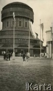1929, Poznań, Rzeczpospolita Polska.
Wieża Górnośląska, w której zorganizowano ekspozycje Powszechnej Wystawy Krajowej w ramach Międzynarodowych Targów Poznańskich. 
Fot. NN, kolekcja Larysy Zajączkowskiej-Mitznerowej, zbiory Ośrodka KARTA