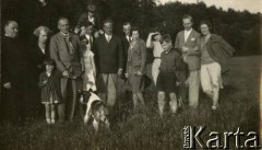 Ok. 1930, Olszanka, woj. warszawskie, Rzeczpospolita Polska.
Rodzina Zajączkowskich z przyjaciółmi podczas wakacji w Puszczy Mariańskiej. 3. z lewej stoi Piotr Zajączkowski, obok córka Larysa. 3. z prawej Włodzimierz Korwin-Kamieński, kuzyn Larysy.
Fot. NN, kolekcja Larysy Zajączkowskiej-Mitznerowej, zbiory Ośrodka KARTA